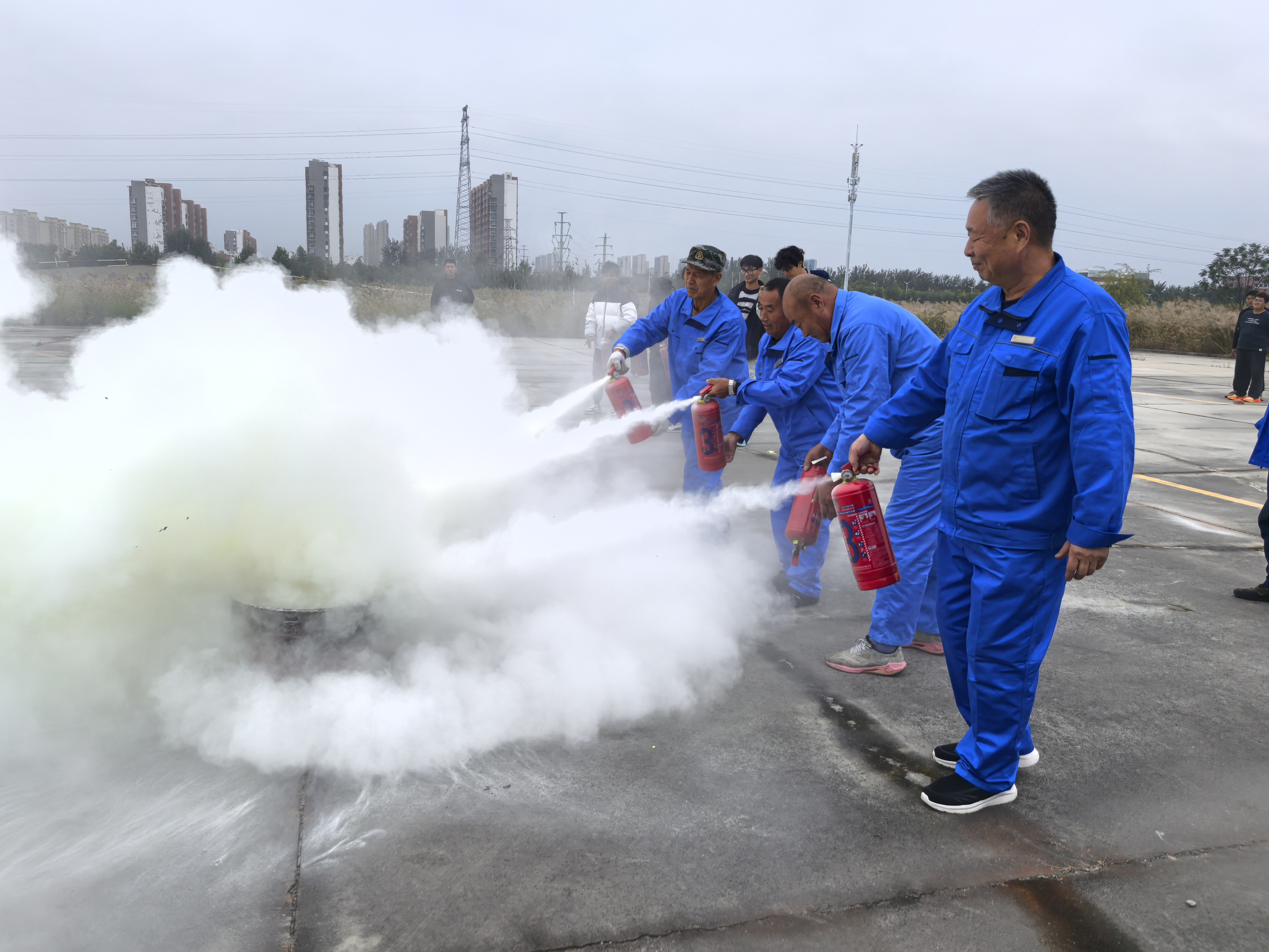 能源装备学院消防演练25.10 (7).jpg