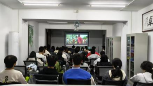 打造平安校园样板高地：江西科技师范大学“红五星”一站式学生社区顺利开展反诈教育宣传红色观影活动