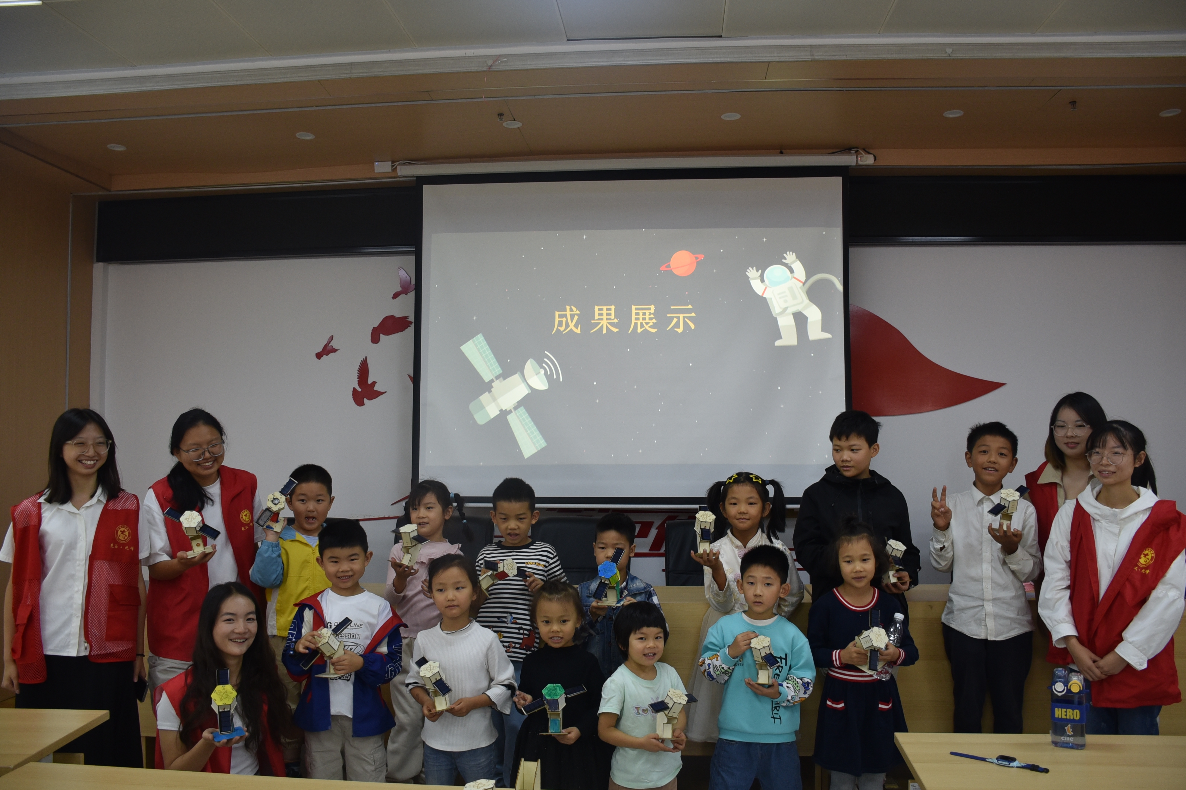 卫星模型演示制作成果展示.jpg 卫星模型演示制作成果展示.jpg