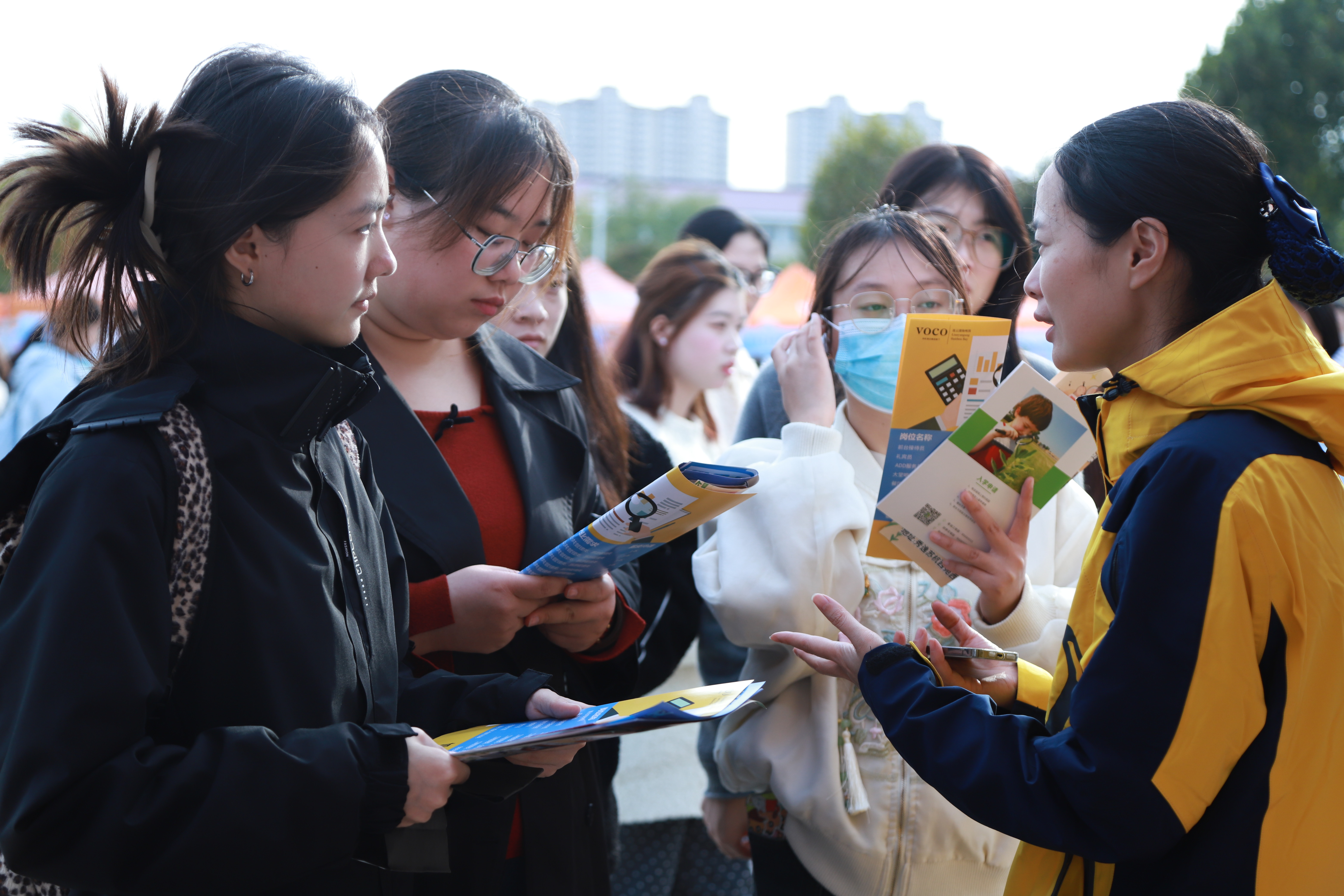 “职引新动能 联动助启航”江苏省2026届高校毕业生秋季招聘月暨新医药、新材料、新能源、高端装备制造及现代服务业连云港师范学院专场招聘会 (4).JPG