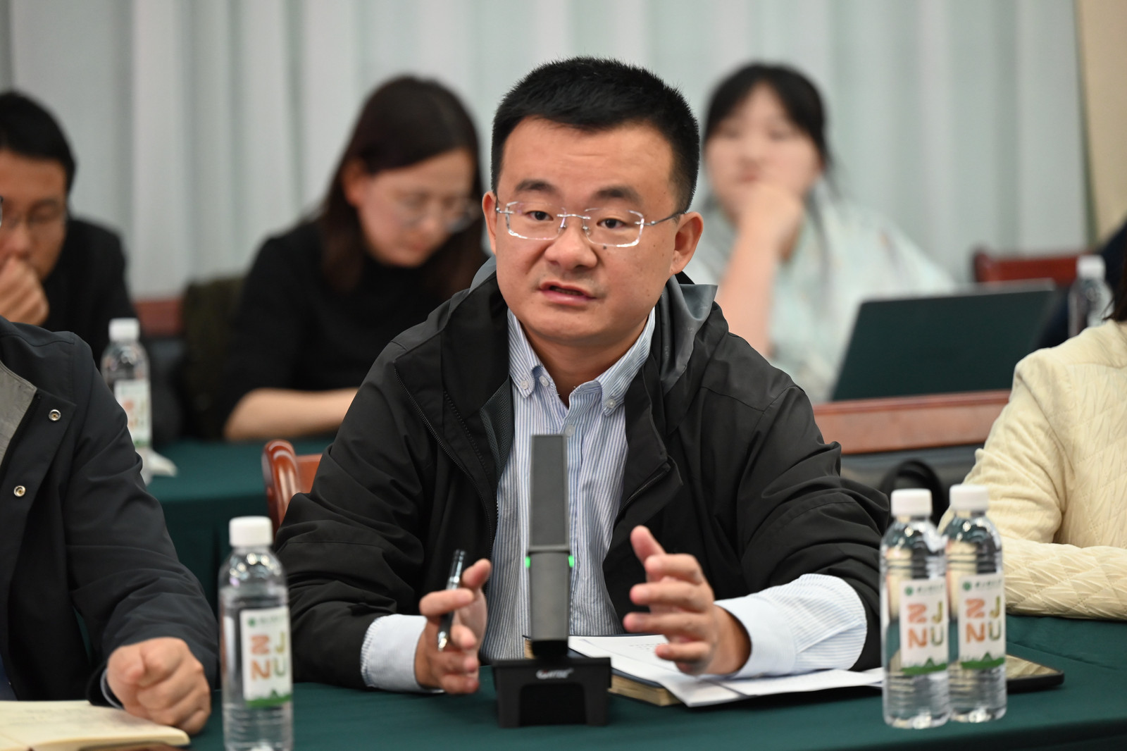 沈海华.jpg 沈海华.jpg