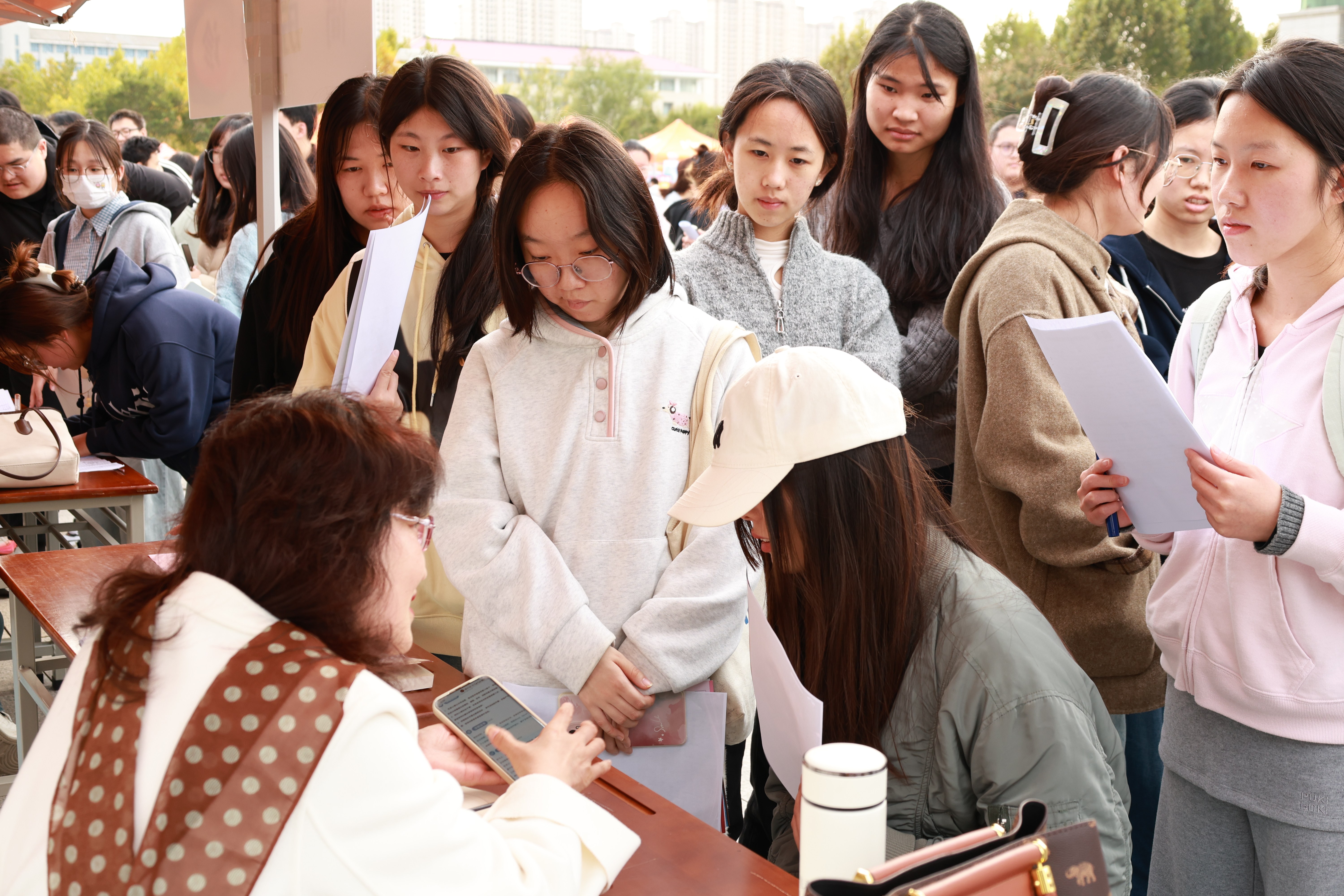 “职引新动能 联动助启航”江苏省2026届高校毕业生秋季招聘月暨新医药、新材料、新能源、高端装备制造及现代服务业连云港师范学院专场招聘会 (1).JPG