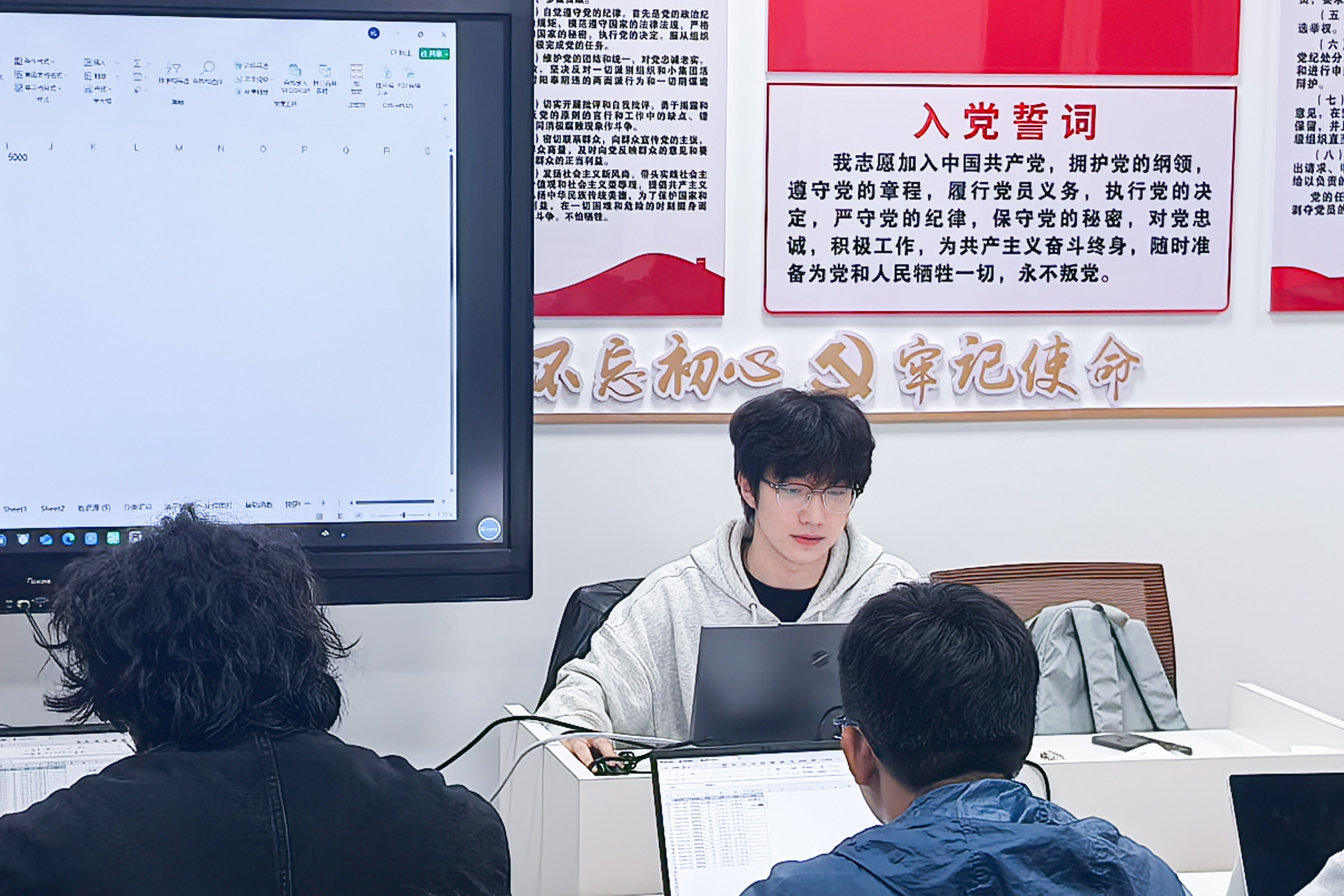 办公室4.jpg 办公室4.jpg