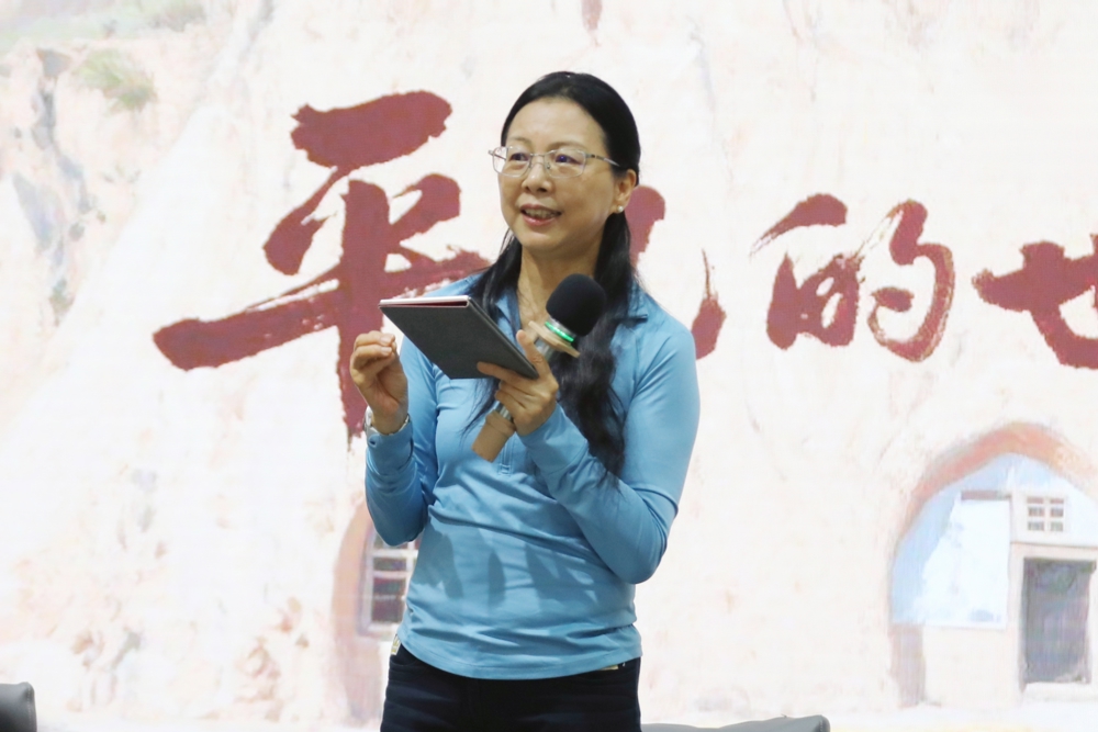 鞠红霞作读书分享.jpg 鞠红霞作读书分享.jpg