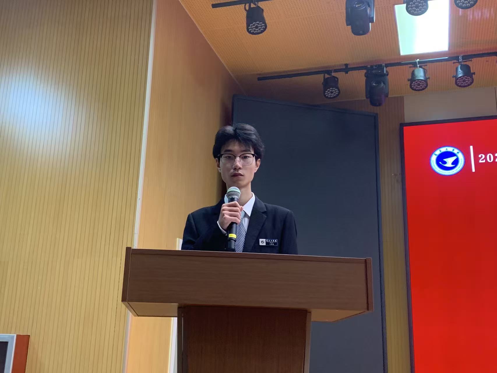 牛德彪特写.jpg 牛德彪特写.jpg