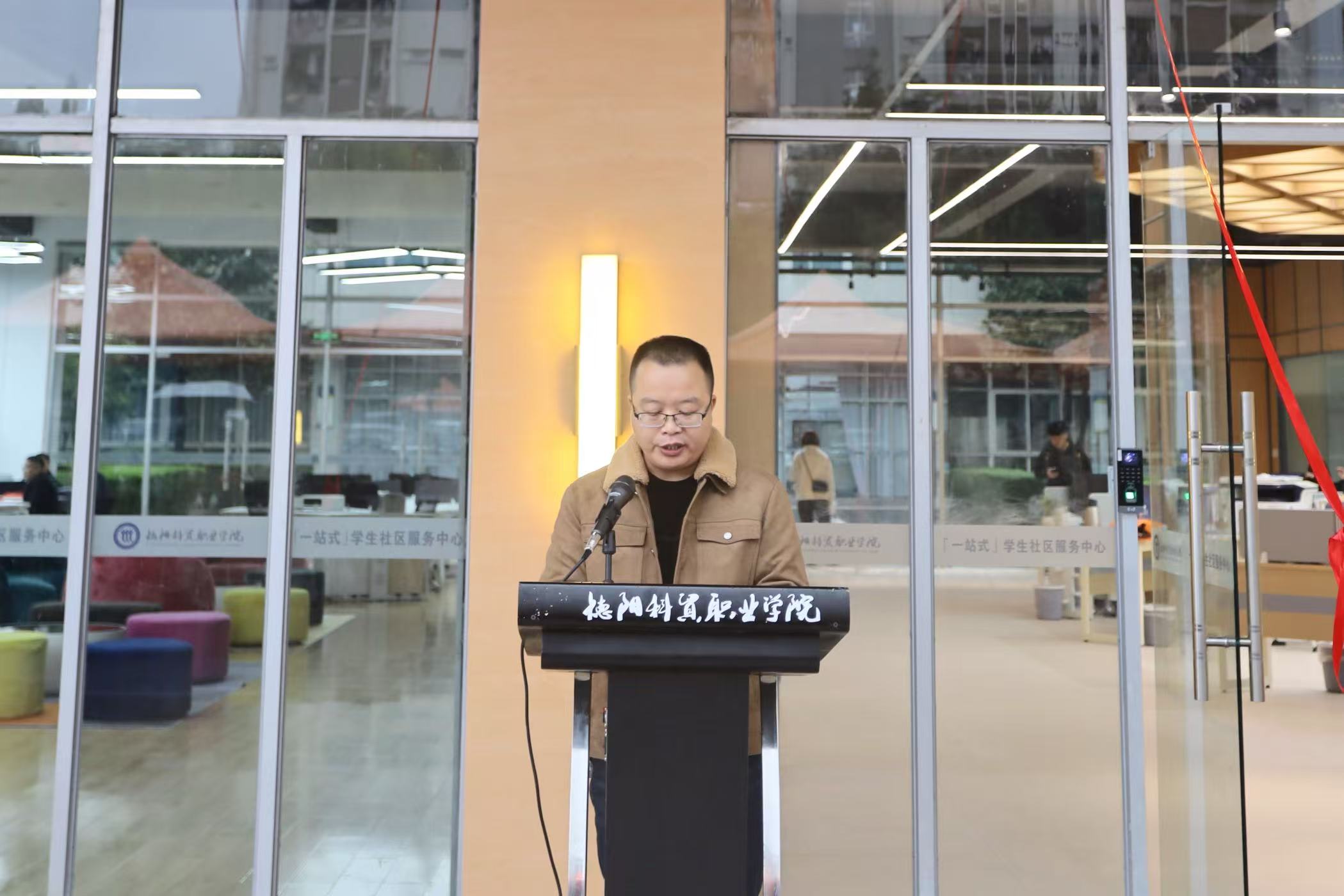 张处汇报.jpg 张处汇报.jpg