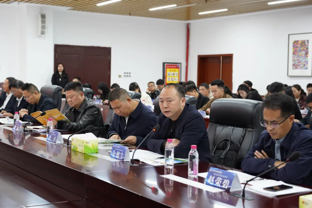 天柱县中等职业学校校长全德宇（右二）在会上发言修.png