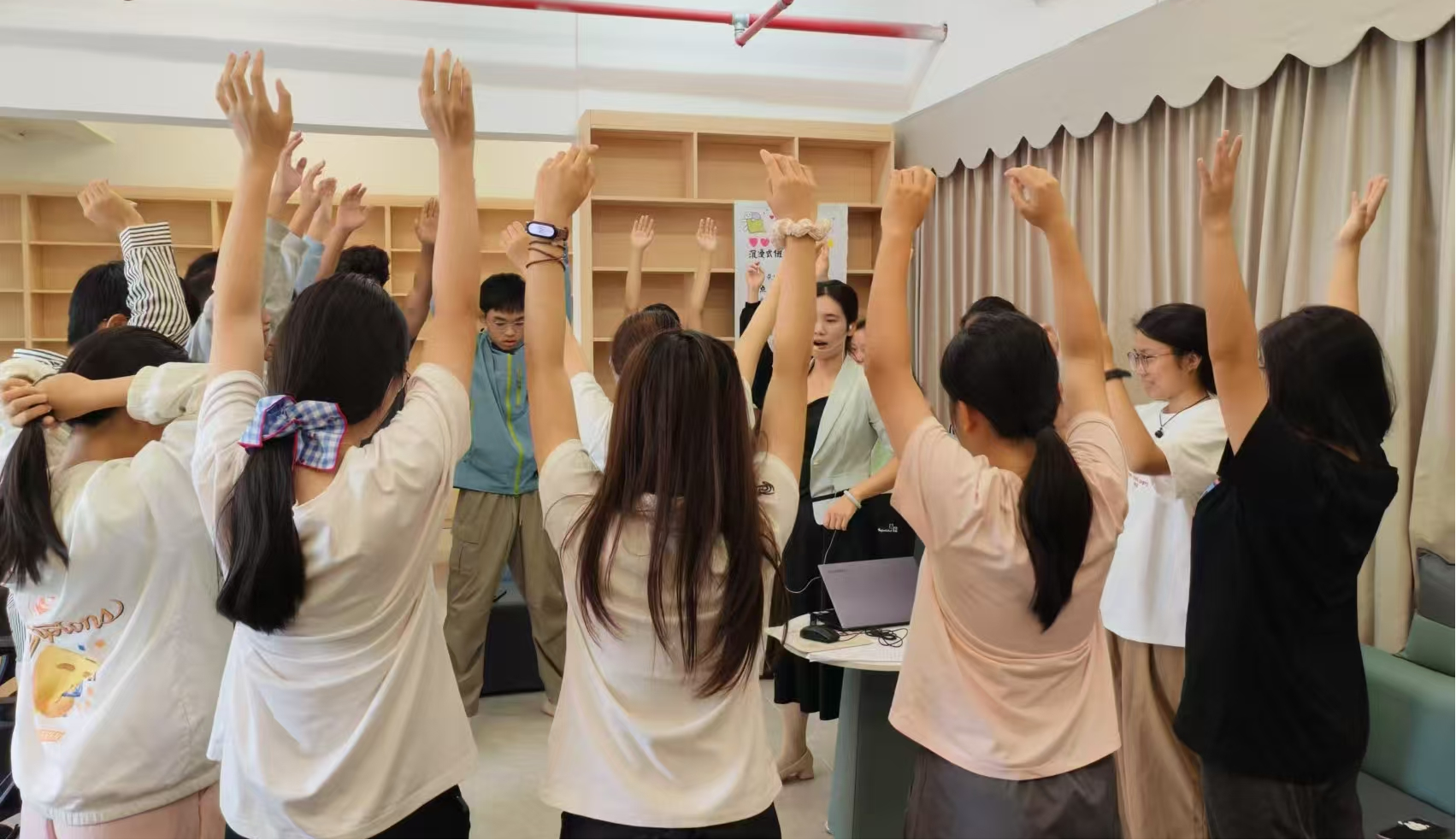 图 2同学们练习放松方法.png