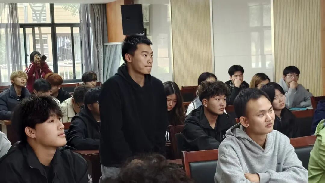 现场同学积极互动.jpg