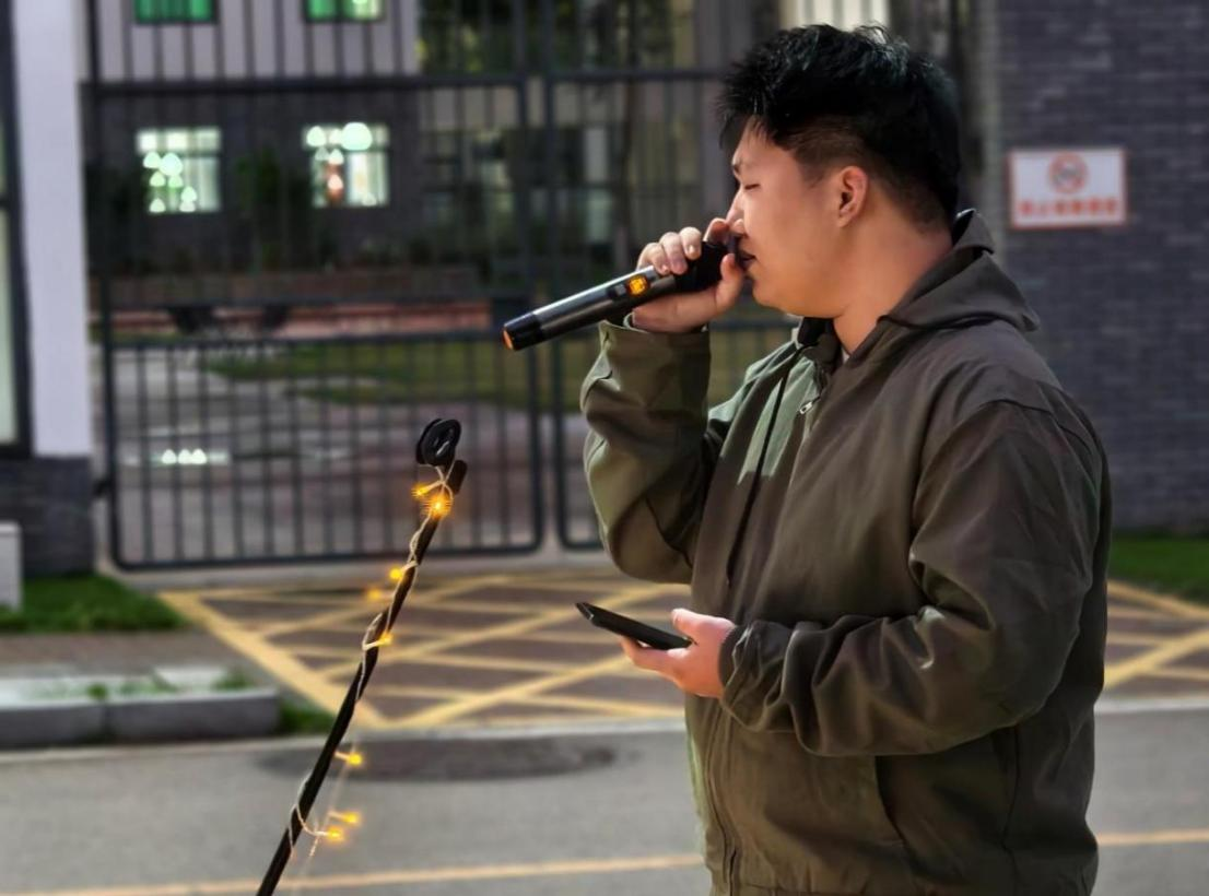 图为学生廖杏林带来歌曲《和你》.png