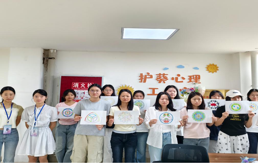 图为学生展示曼陀罗绘画作品的合影.png