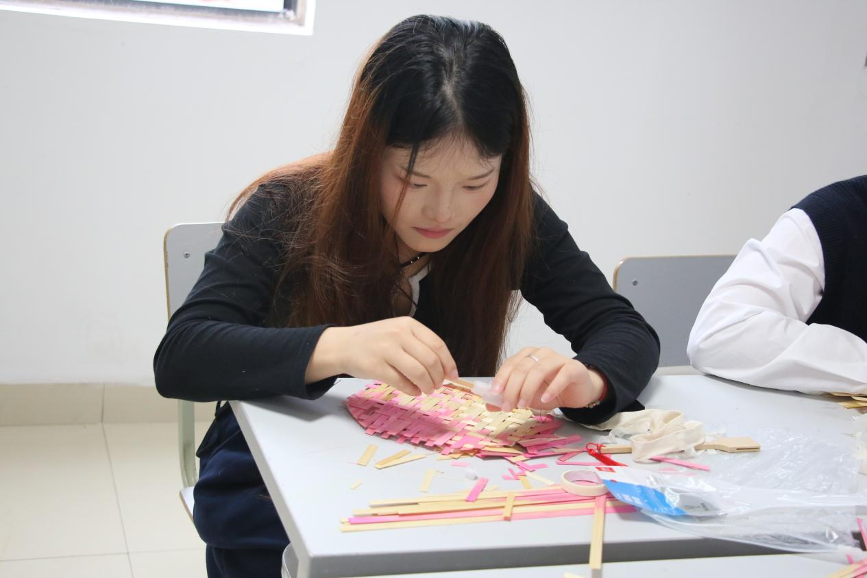 图为学生正在沉浸式体验竹编扇DIY创作.png