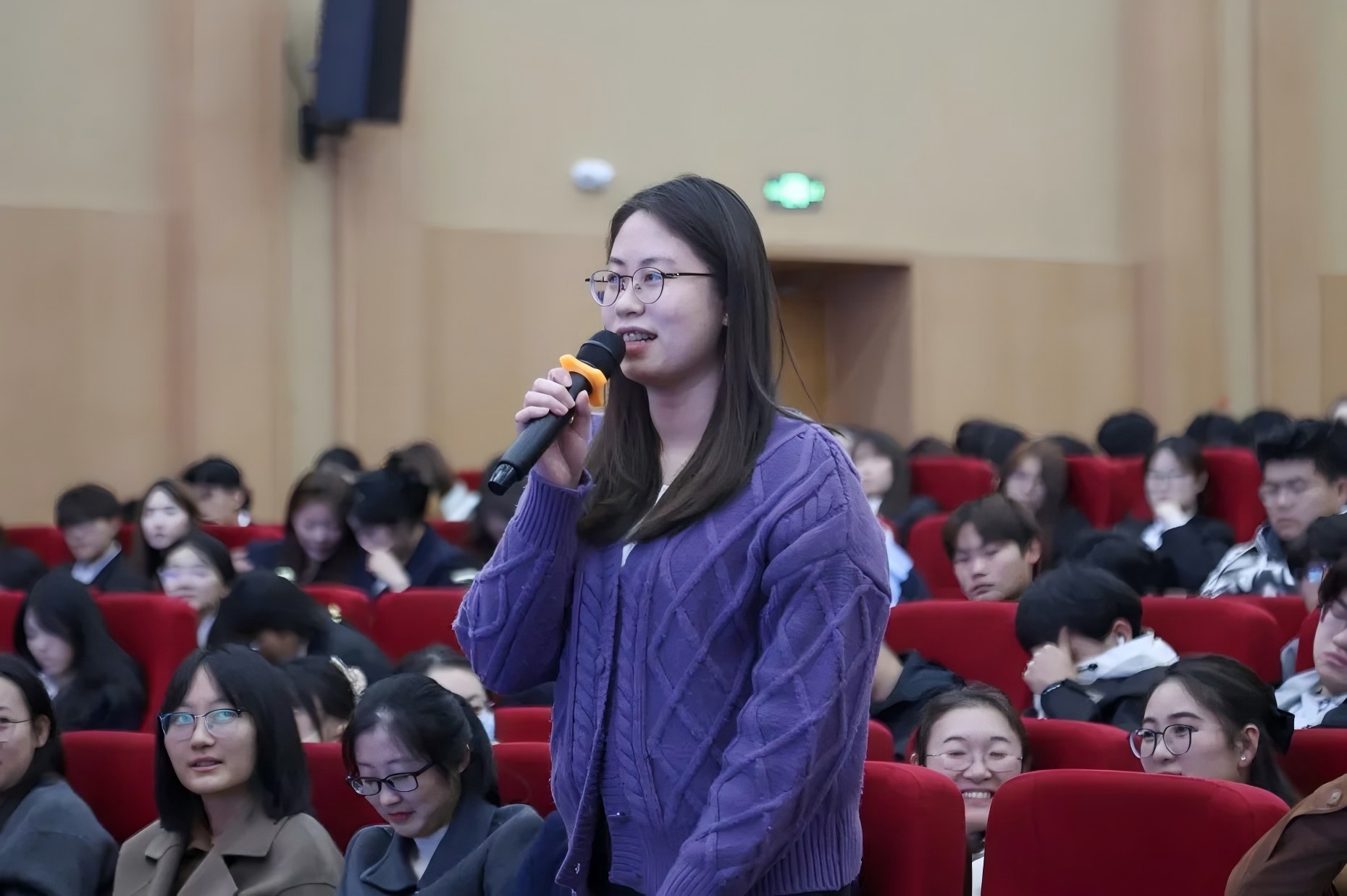 现场数次互动，陈英起对讲座中的历史知识点进行提问，师生踊跃应答，积极分享自己对烟台历史文化的理解与感悟，气氛热烈，场面活跃，师生们在历史的回响中增强了对烟台文化的认同感与自豪感。