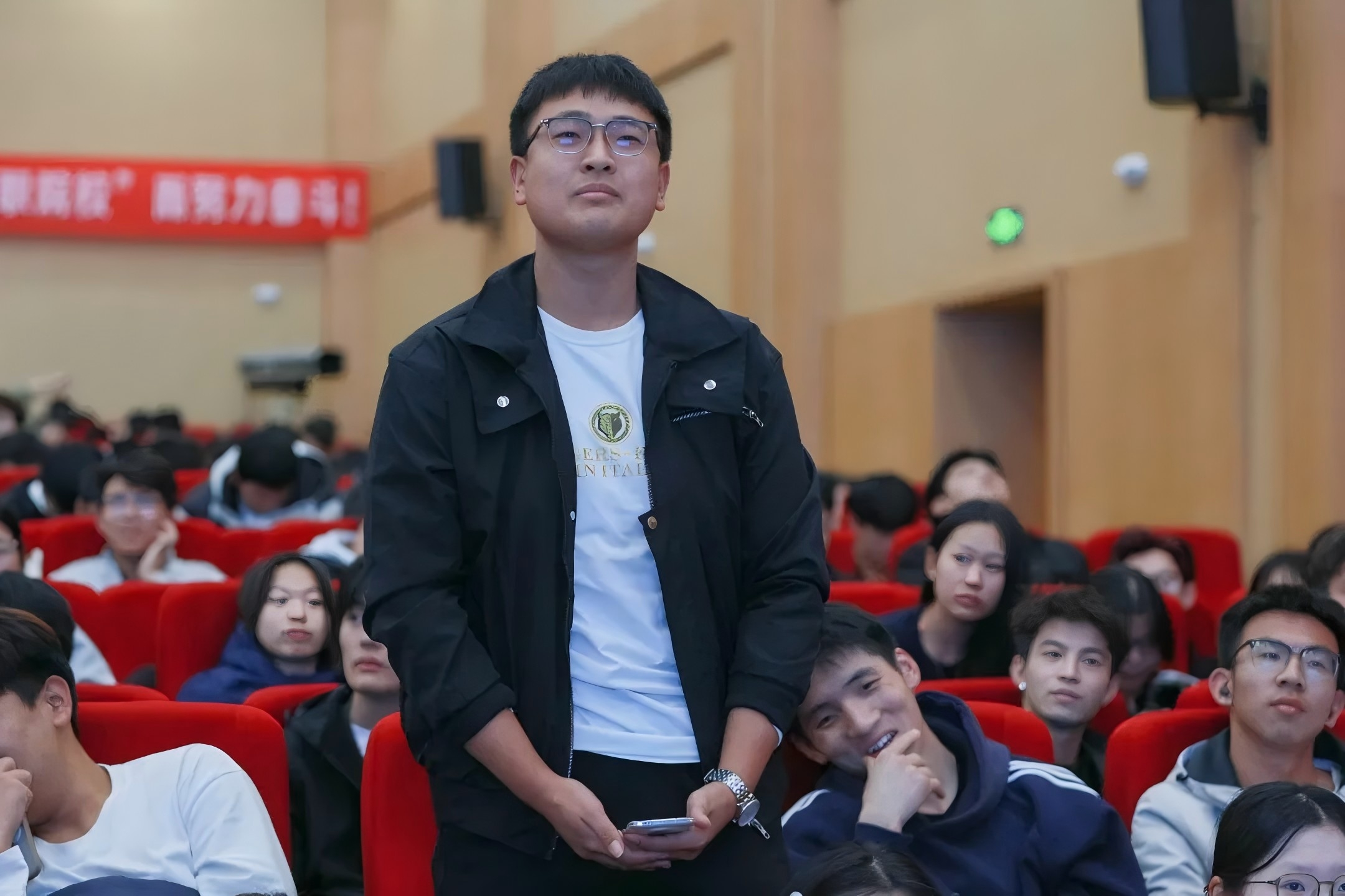 现场数次互动，陈英起对讲座中的历史知识点进行提问，师生踊跃应答，积极分享自己对烟台历史文化的理解与感悟，气氛热烈，场面活跃，师生们在历史的回响中增强了对烟台文化的认同感与自豪感。