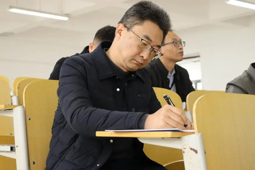 校党委书记黄怡在听课记录修.png