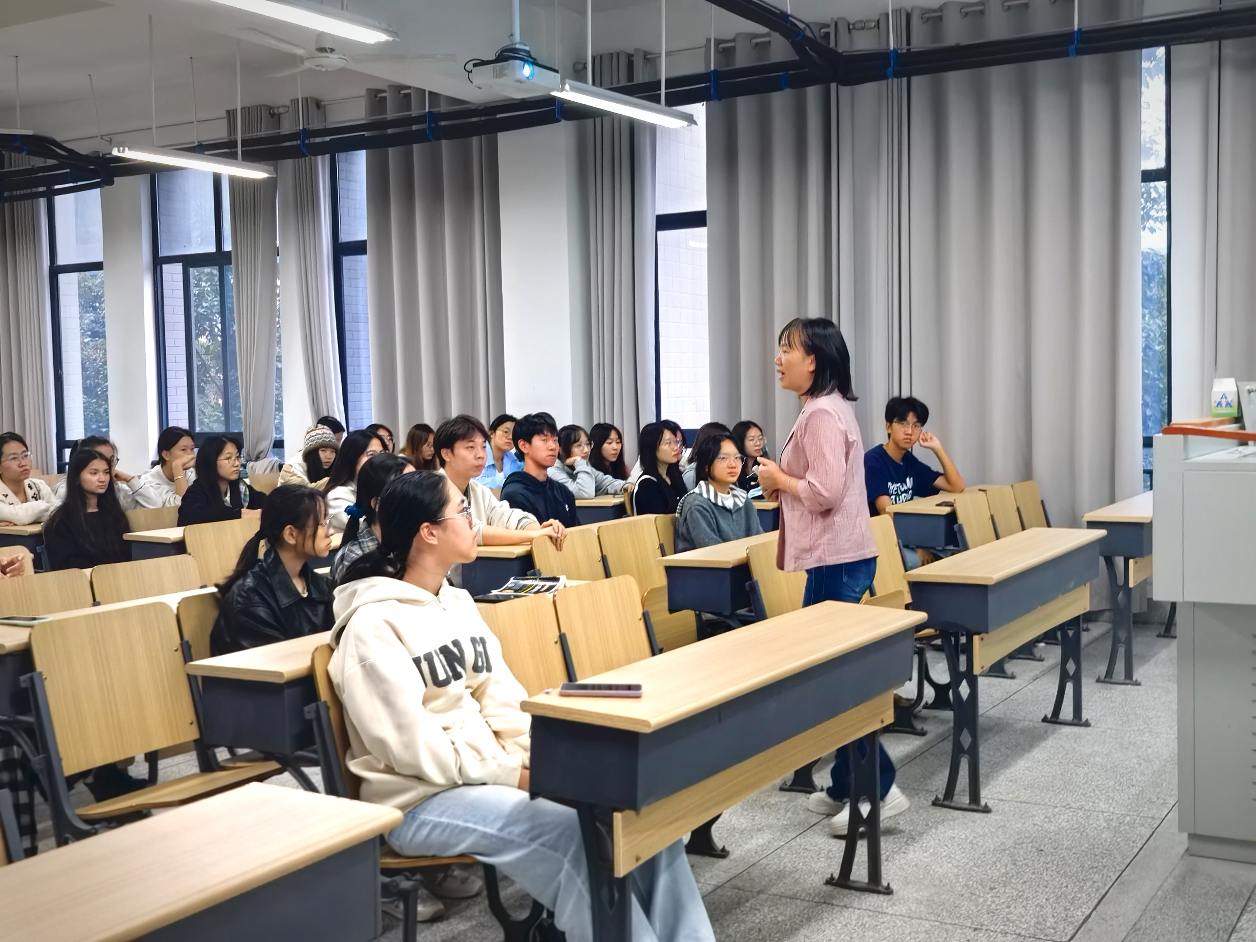 宣讲会前景.jpg 宣讲会前景.jpg