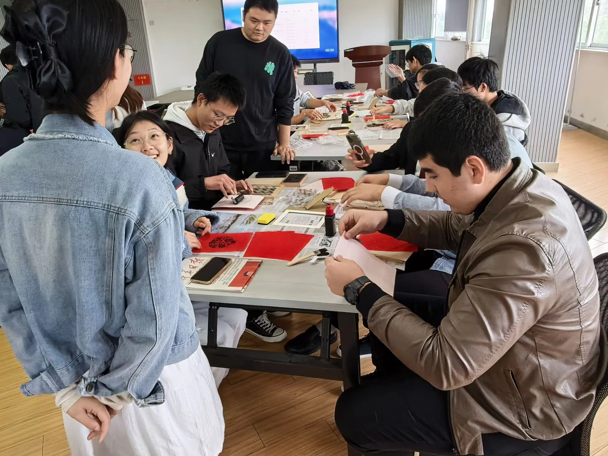 留学生体验木版年画制作.jpeg