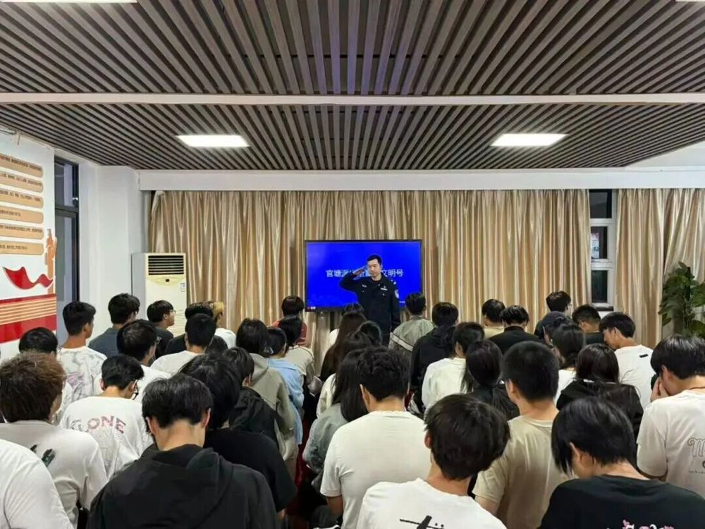 开展法治宣传讲座.jpg 开展法治宣传讲座.jpg