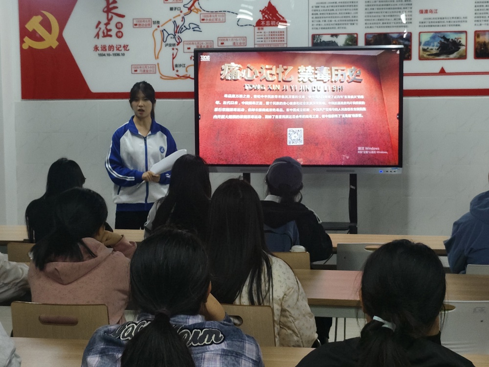 柳州市最佳讲解员贝静给宿舍长们做禁毒知识宣讲.jpg 柳州市最佳讲解员贝静给宿舍长们做禁毒知识宣讲.jpg