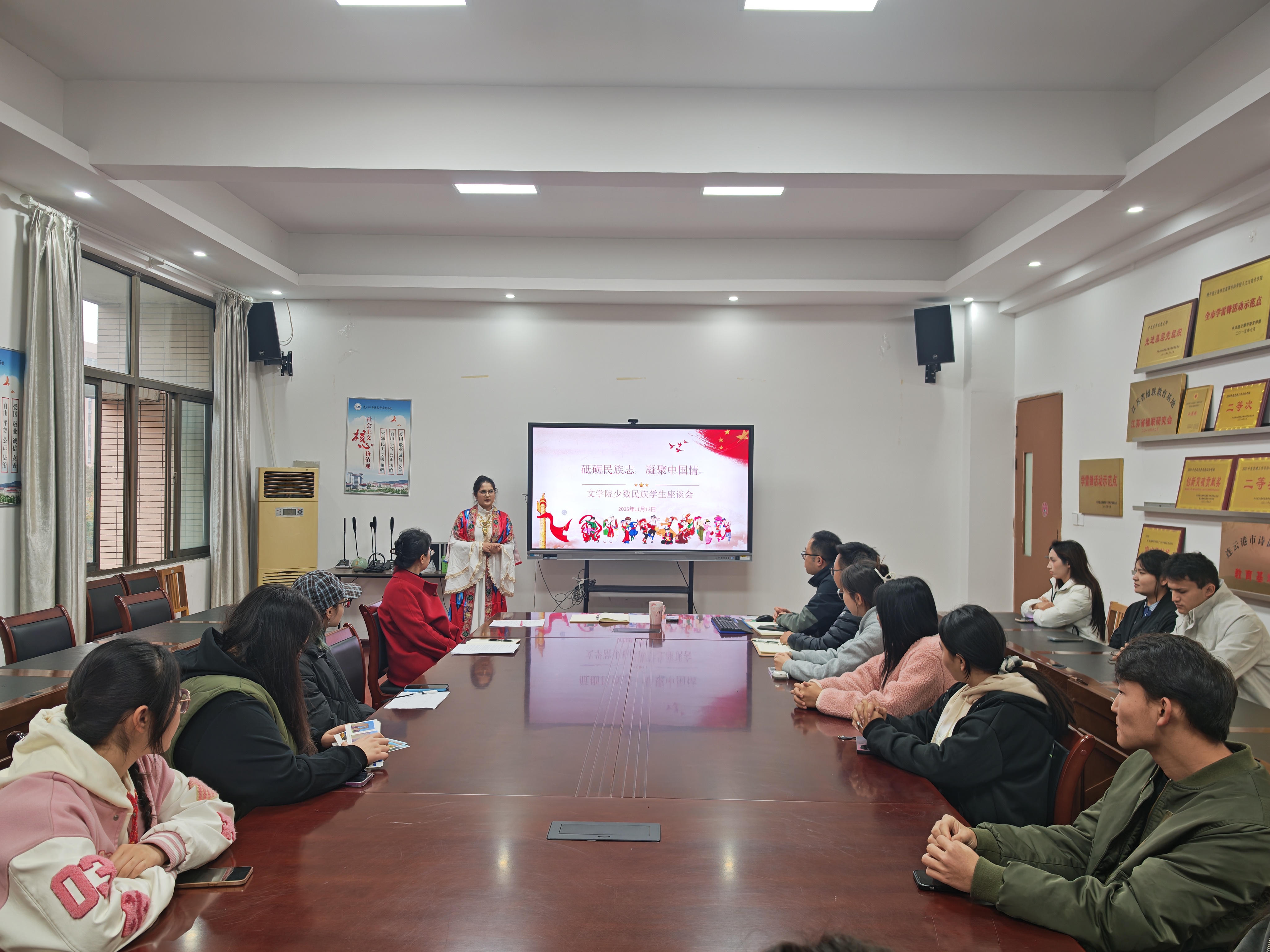 砥砺民族志 凝聚中国情——文学院召开民族学生座谈会 (1).jpg
