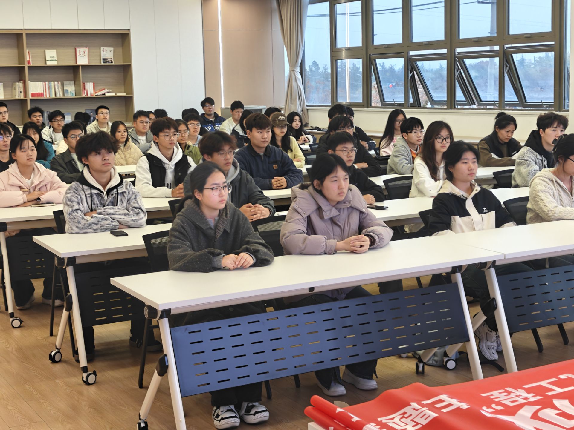 激活空间“小而美”，解锁服务“多功能” ——海洋港口学院启动2025-2026学年“大学生文明修身工程”暨学风建设月活动 (1).png