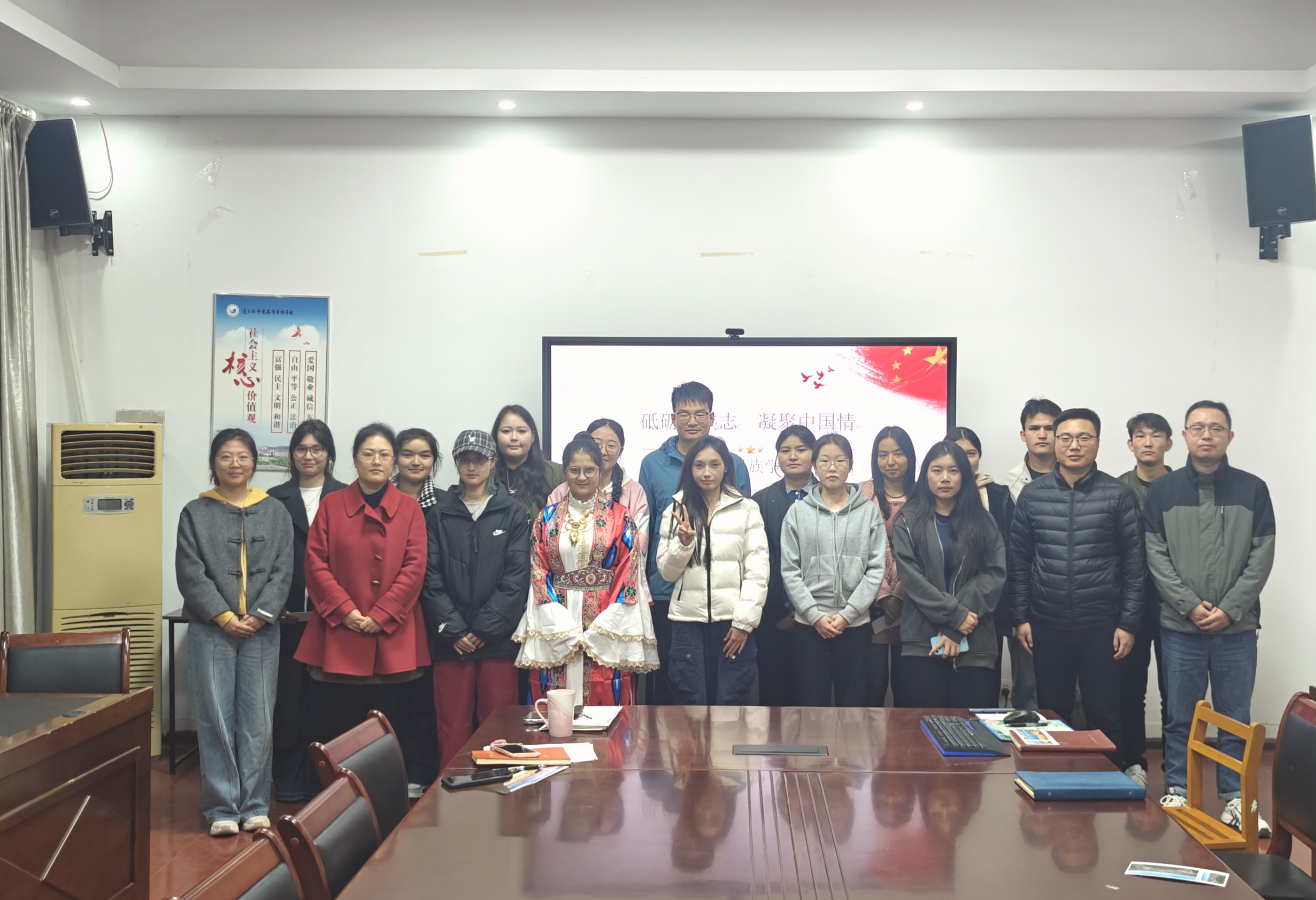 砥砺民族志 凝聚中国情——文学院召开民族学生座谈会 (2).jpg