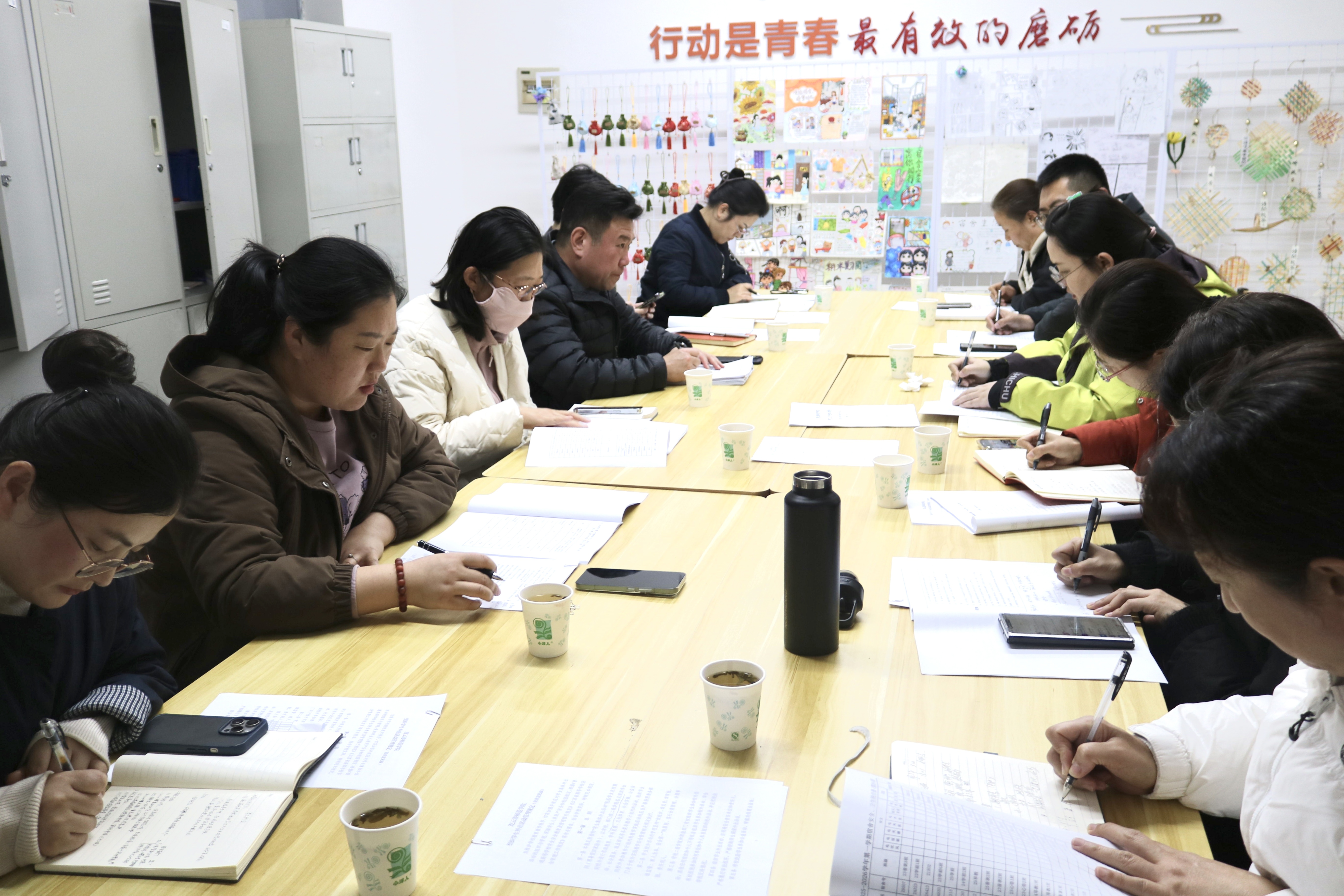 2025年11月18日，我校在3号学生公寓1B103室召开学生工作例会 (1).png