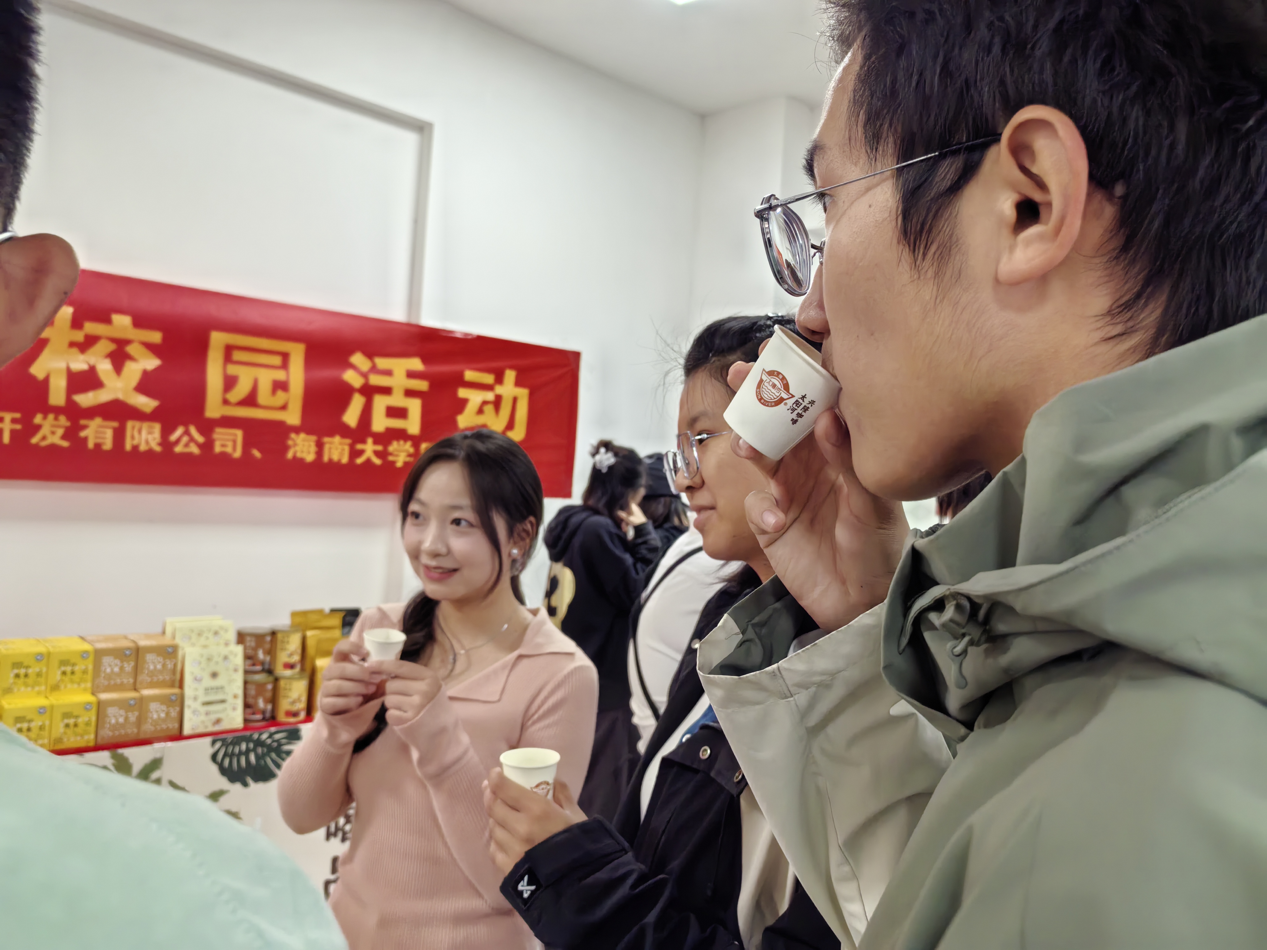 海南大学凤翔书院学生在品鉴咖啡.jpg