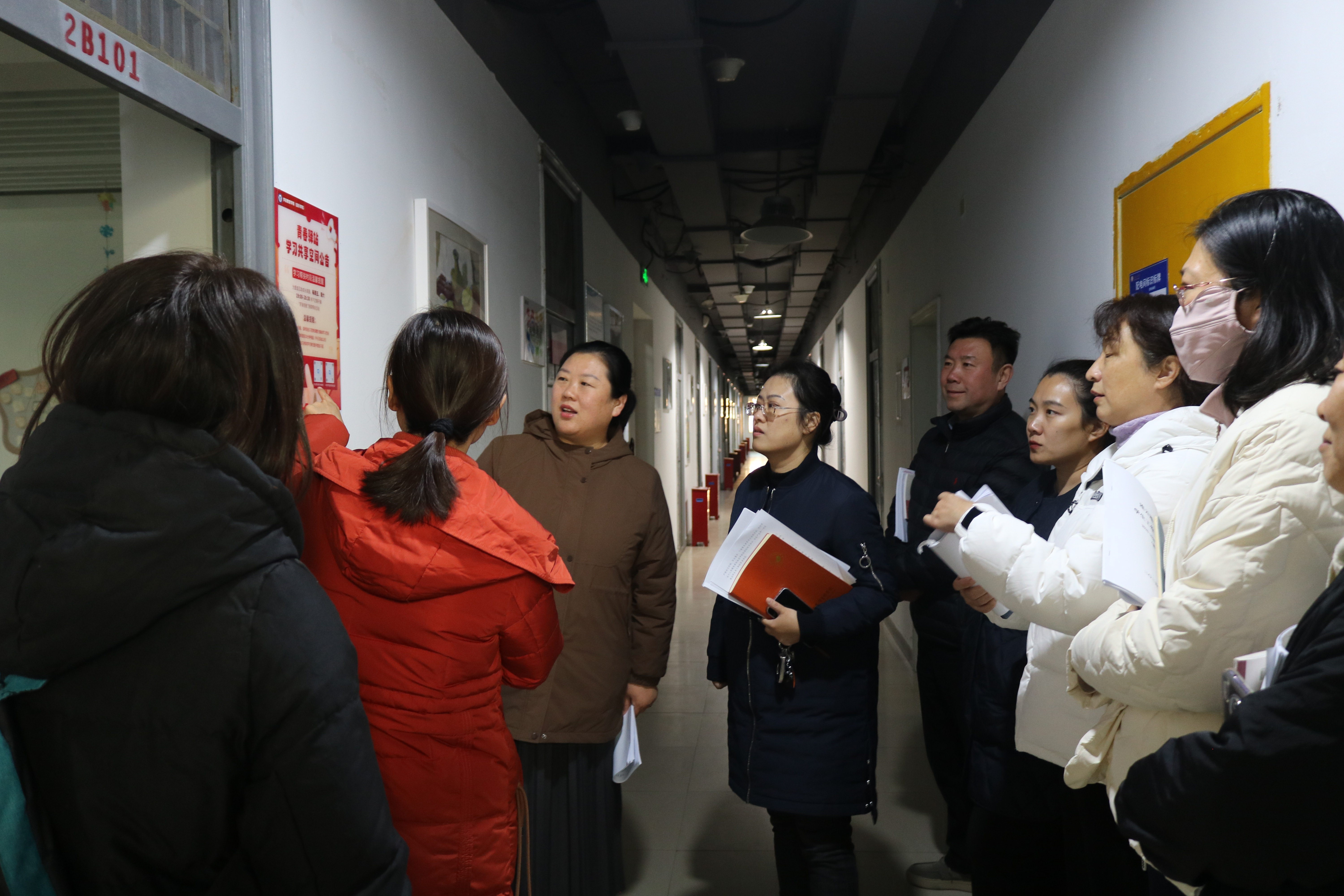 2025年11月18日，我校在3号学生公寓1B103室召开学生工作例会 (2).png