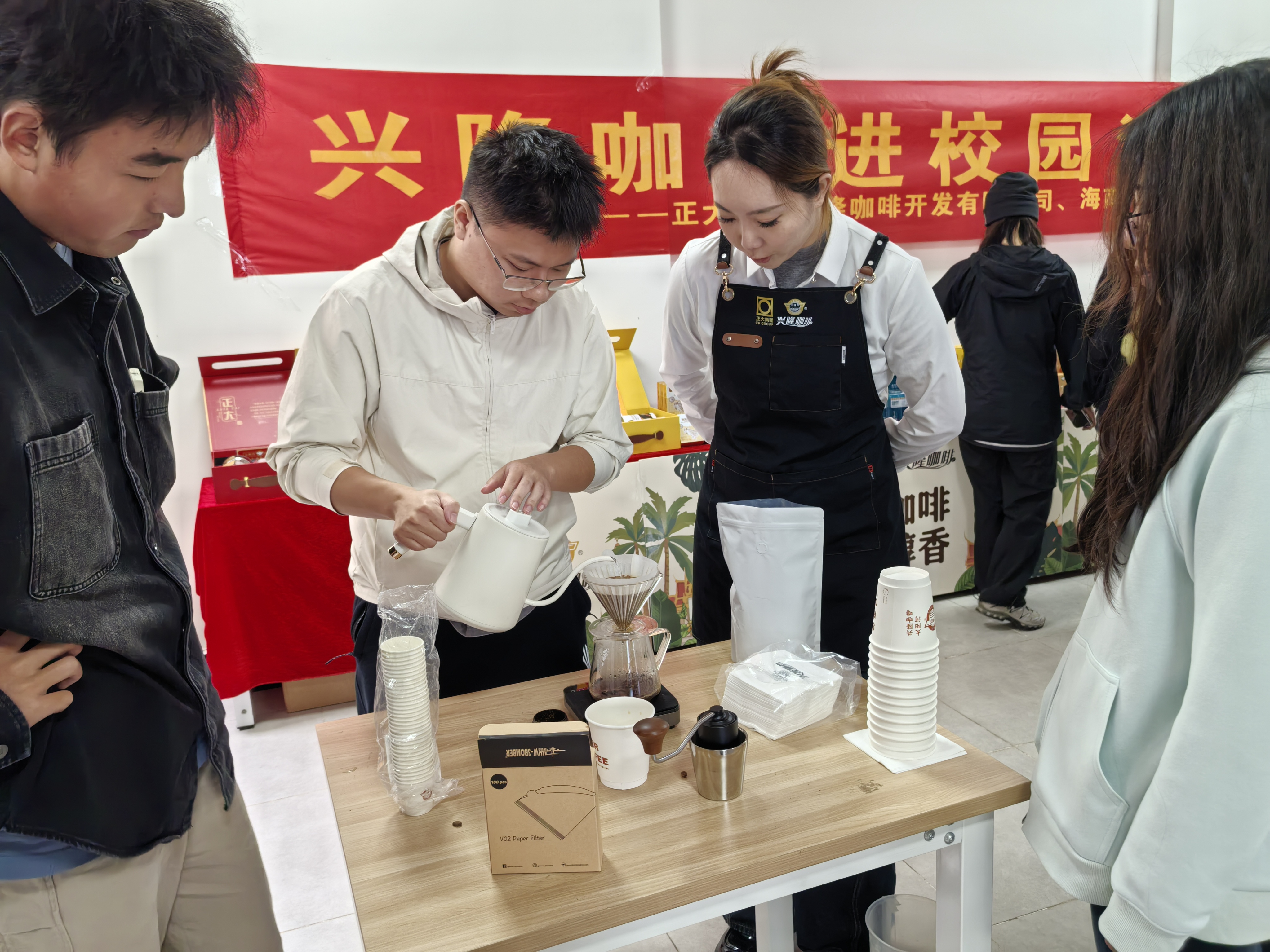 海南大学凤翔书院学生在体验咖啡冲泡.jpg