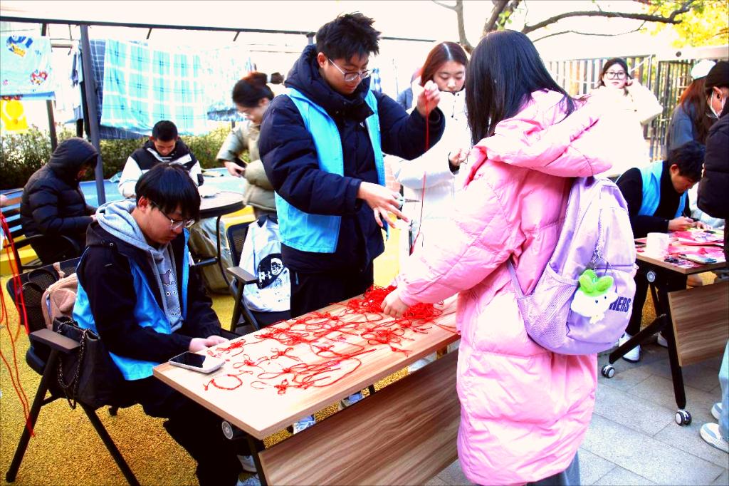 地科学院举办“翰墨飘香　青春雅集”文化互动集市活动