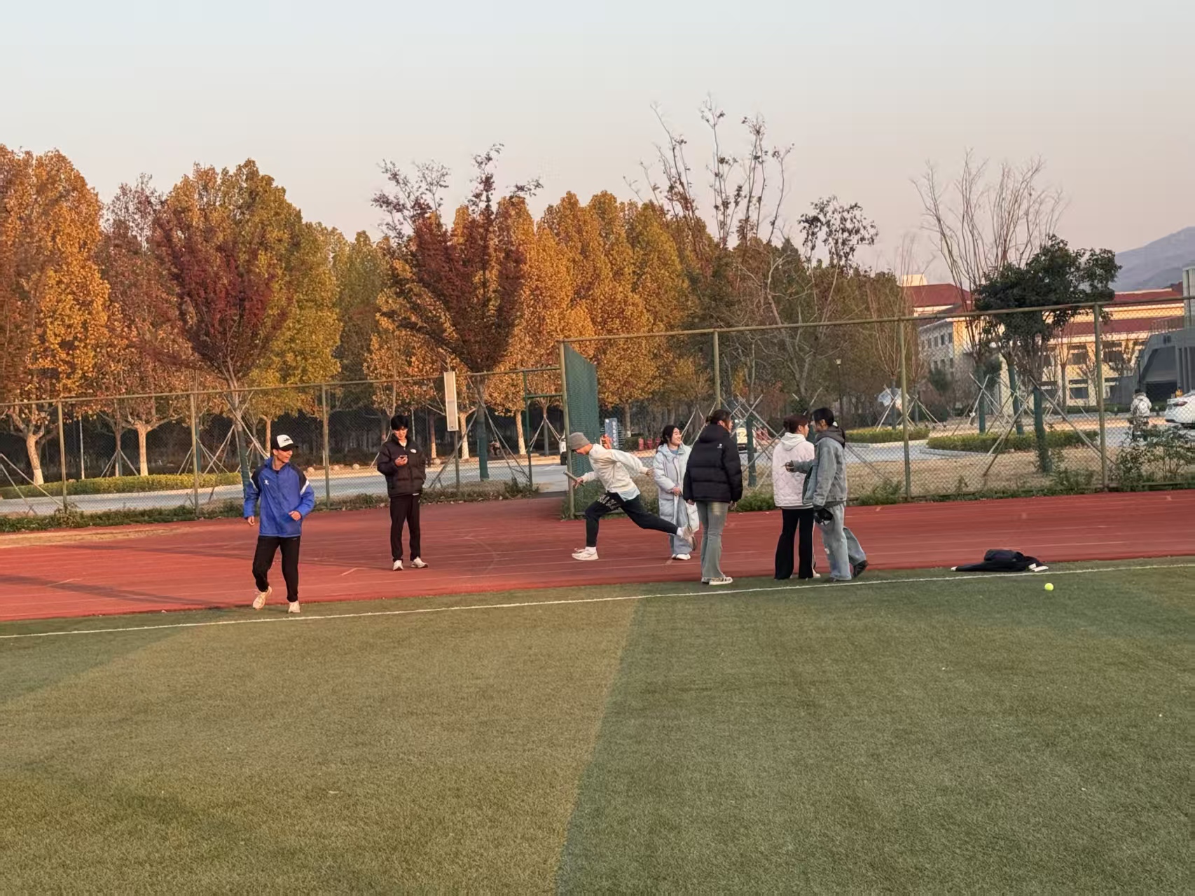 体育学院于看台田径场开展“铸梦连师 荣校有我”校史校情接力跑 (1).jpg 体育学院于看台田径场开展“铸梦连师 荣校有我”校史校情接力跑 (1).jpg