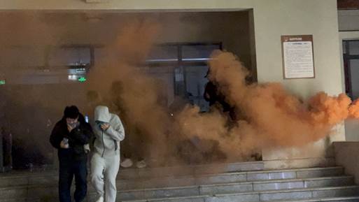 学校举行夜间学生公寓应急疏散演练