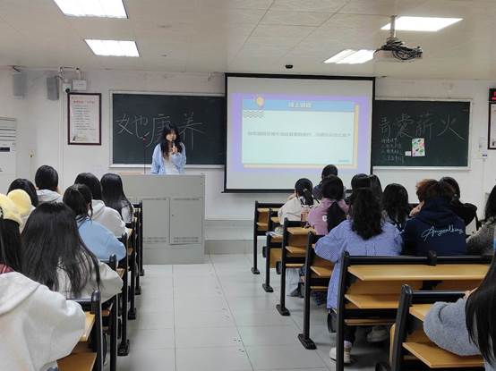 墙上贴着许多海报 AI 生成的内容可能不正确。