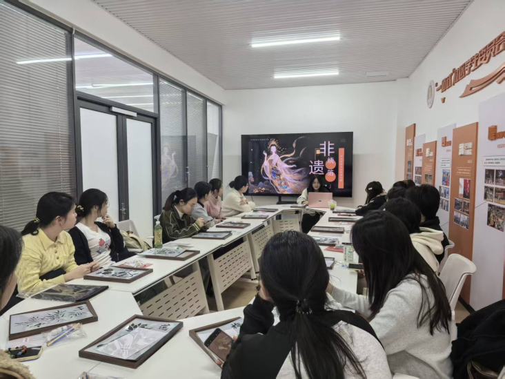 天财一站式社区学生委员会举办烧箔画致精工坊体验活动