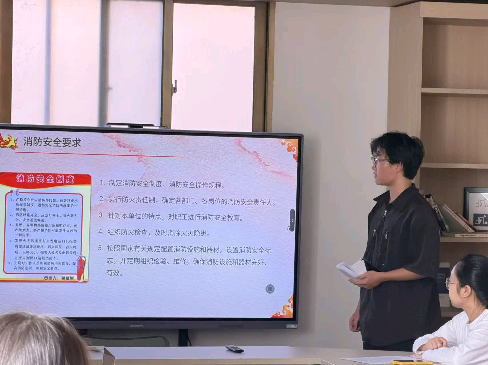 讲解消防安全知识.jpg 讲解消防安全知识.jpg