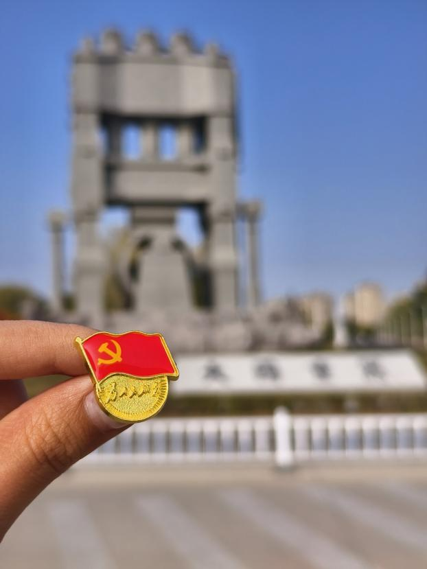 学生手持党徽、校徽与校园标志性建筑打卡拍照.png 学生手持党徽、校徽与校园标志性建筑打卡拍照.png