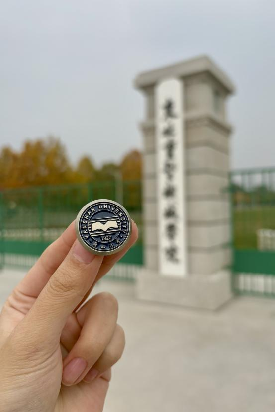 学生手持党徽、校徽与校园标志性建筑打卡拍照2.png 学生手持党徽、校徽与校园标志性建筑打卡拍照2.png