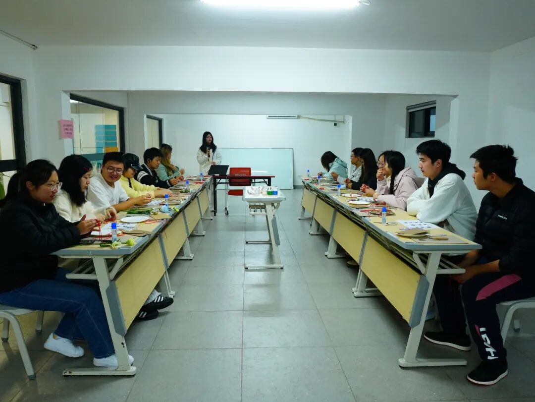 星火聚力 | 西南大学学生社区特设党支部开展“纸浆载情颂党恩，绳结承韵践党情”主题党日活动