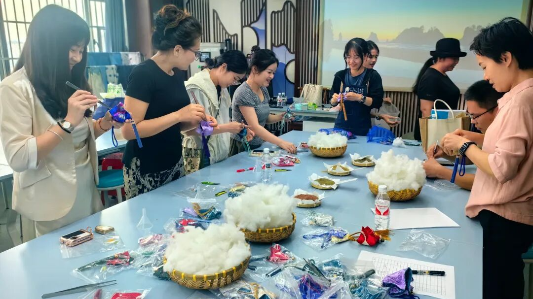 “一站式”学生社区|巧手传香囊 文化润师心 ——广西民族大学举办第十八期“和你同行”辅导员沙龙