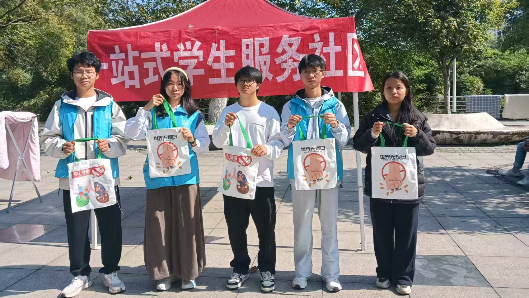 南烟散尽处，清风入校园