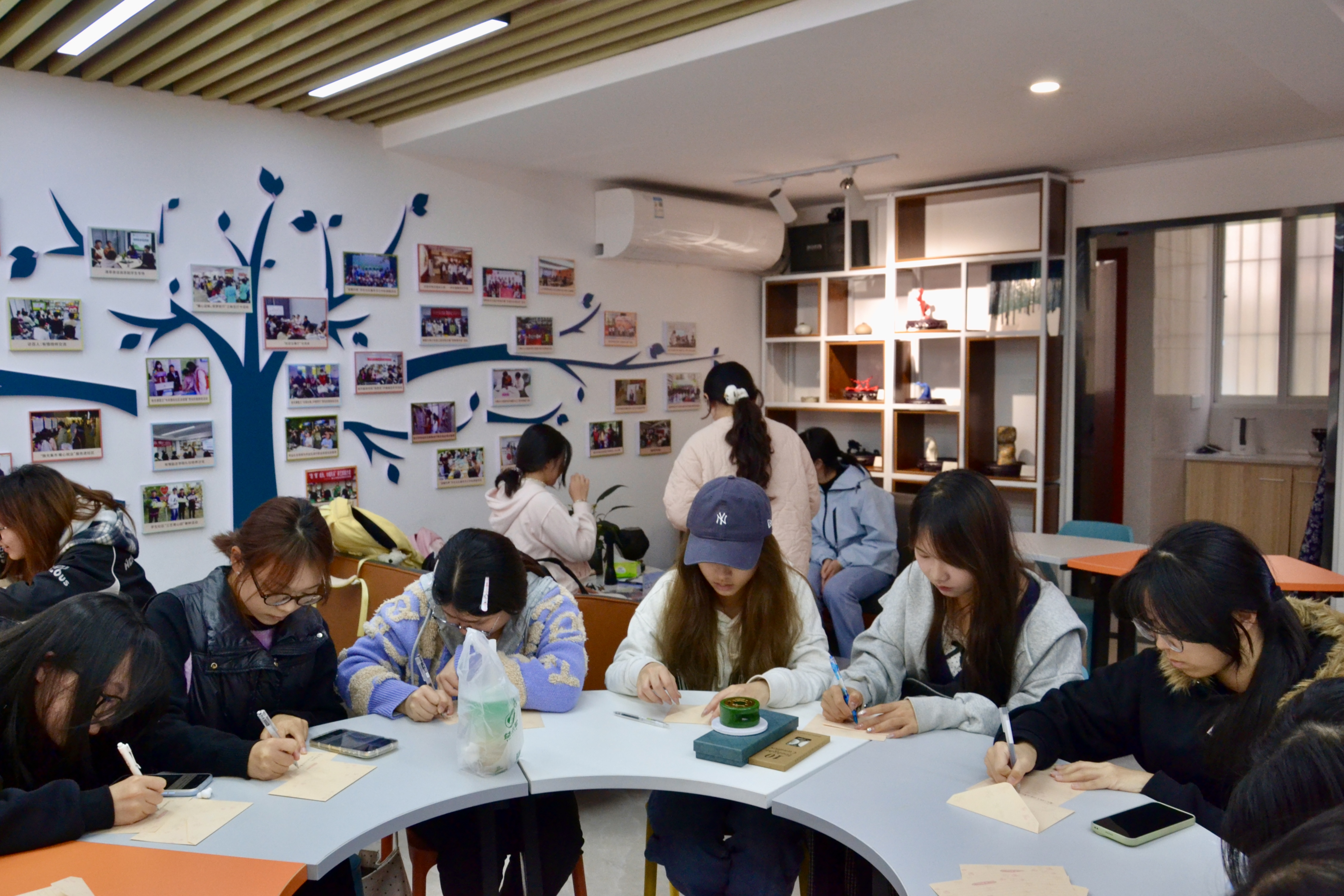 “寓”见温暖型社区|【“六暖”助心愿，闽院有梦想】拾光课堂开展“火漆印韵·匠心传情”手工制作体验活动