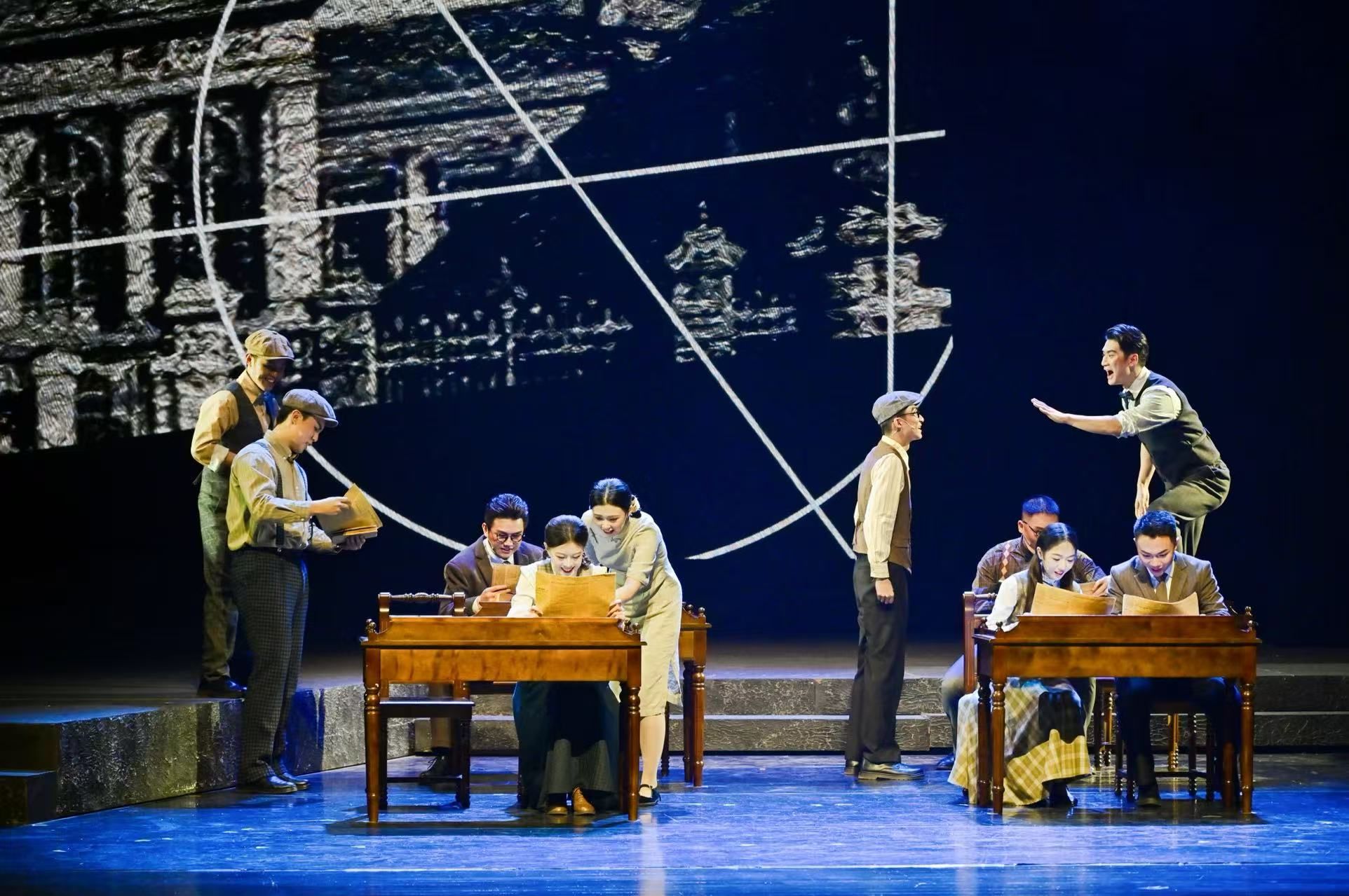 一出好戏 重庆大学原创话剧《何鲁》亮相国家大剧院“春华秋实”展演