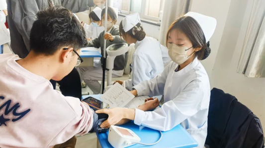 “一站式”学生社区│关爱学生健康 守护校园安全我校2025级新生体检工作圆满完成