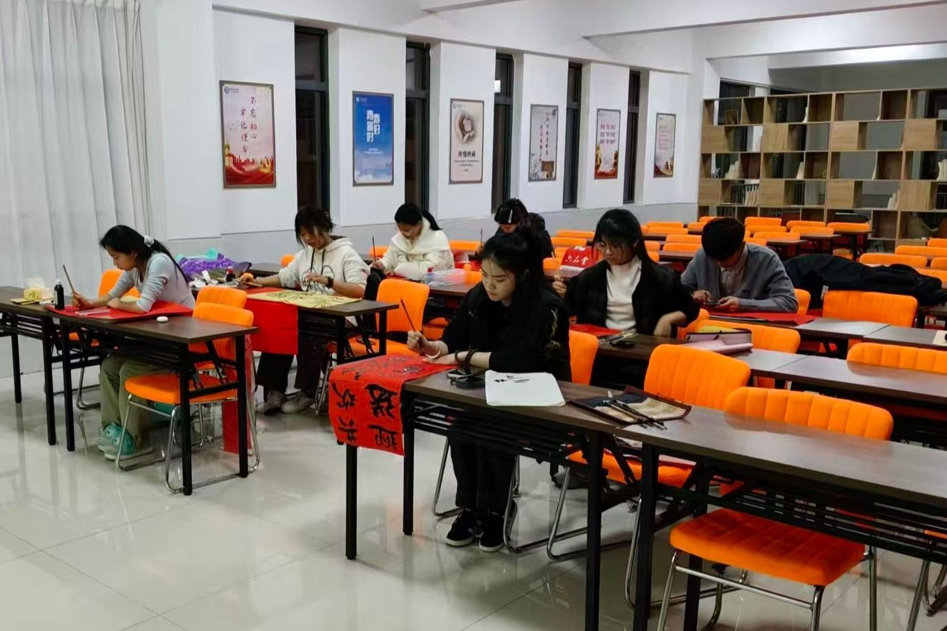 蕙兰社区举办“以青春之笔,书时代华章”校园书法大赛.jpg 蕙兰社区举办“以青春之笔,书时代华章”校园书法大赛.jpg