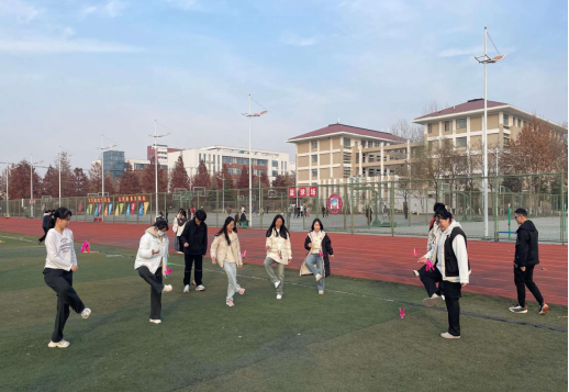 趣味运动聚合力 青春向党展风采 ——外语与商务学院(国际教育学院)党团工作站举办趣味运动会 (3).png 趣味运动聚合力 青春向党展风采 ——外语与商务学院(国际教育学院)党团工作站举办趣味运动会 (3).png