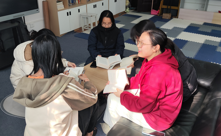 同学们在“书艺斋”进行读书交流活动.png 同学们在“书艺斋”进行读书交流活动.png