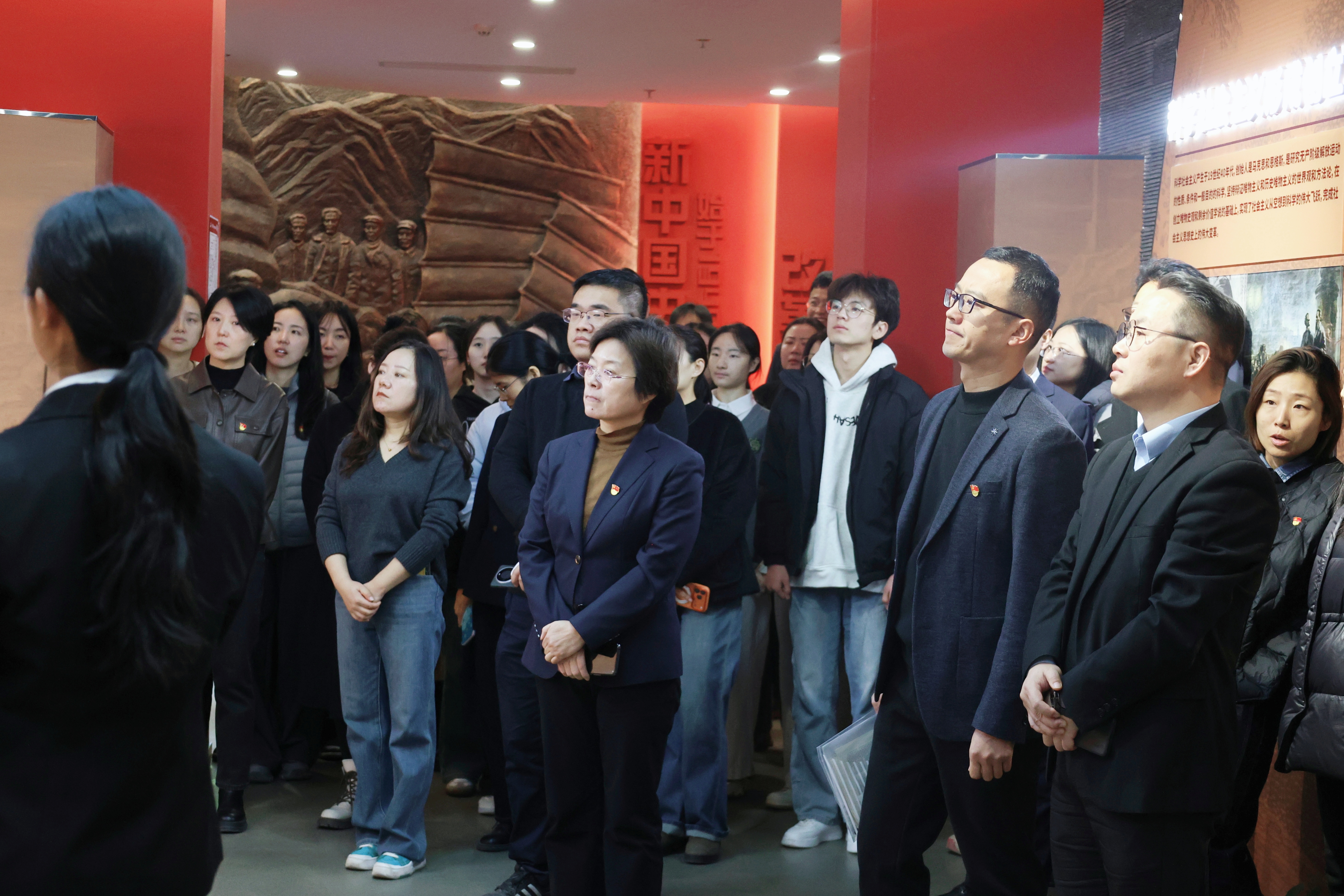 1 集体参观基地主题展区.jpg 1 集体参观基地主题展区.jpg