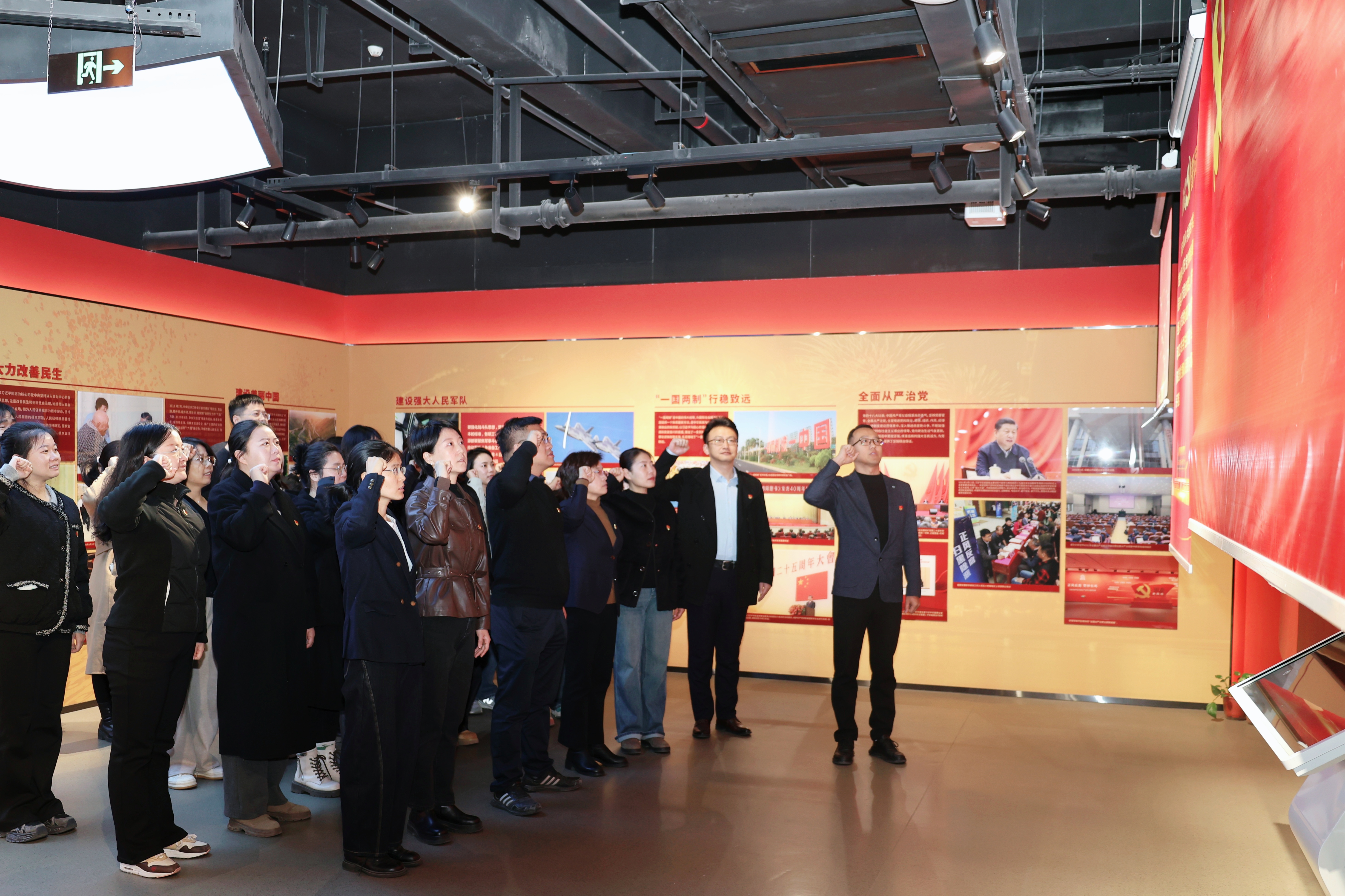 2 党员同志们重温入党誓词.jpg 2 党员同志们重温入党誓词.jpg