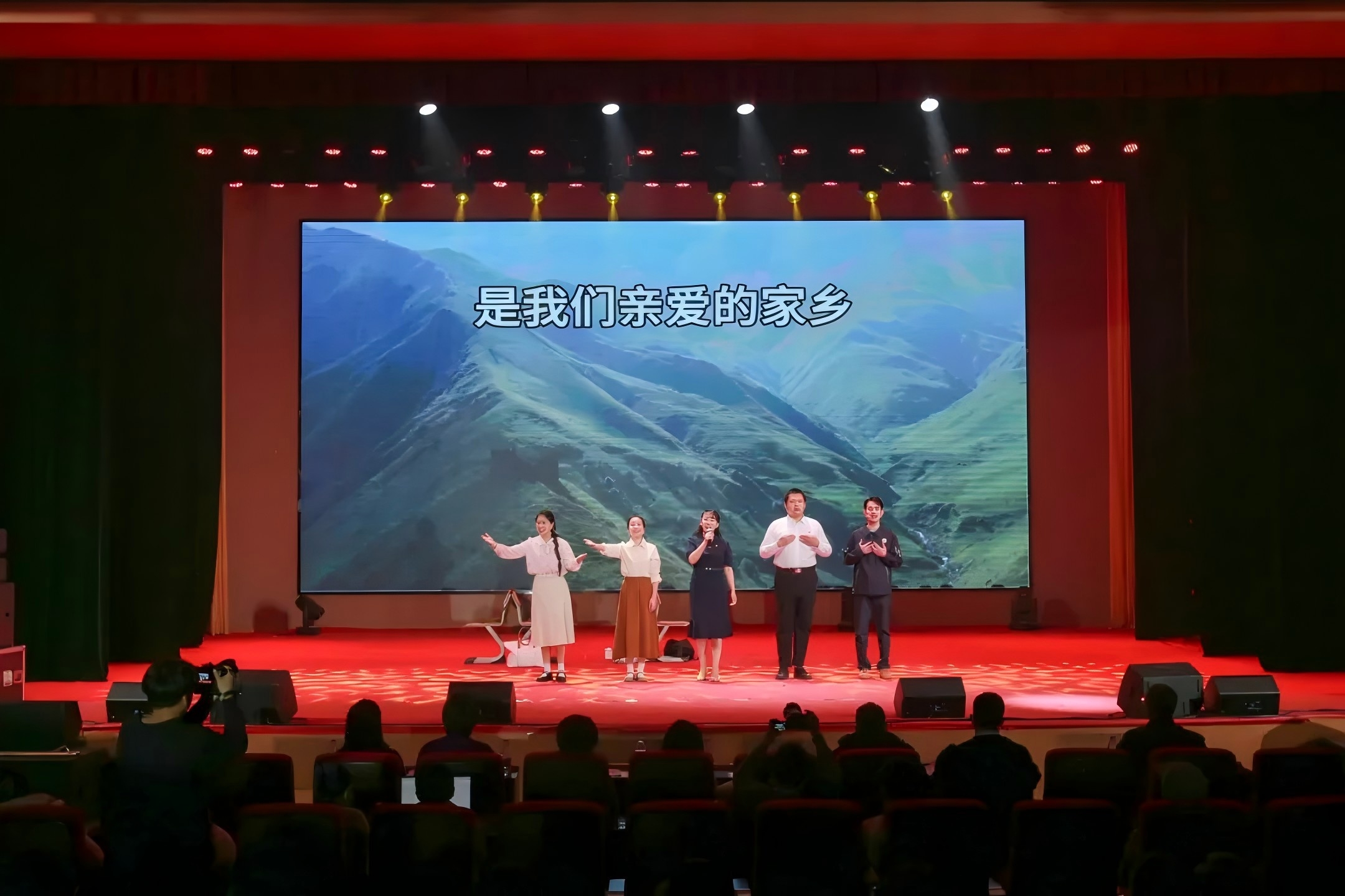 教职工组数字商贸系工会分会《西去列车的窗口》